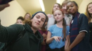 Öğrenciler okulda selfie için poz