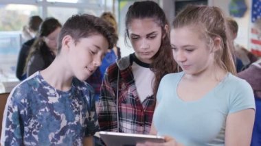 Tablet bilgisayarda arayan gençler