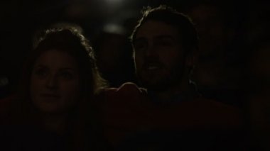 Bir film izlerken sinema izleyici