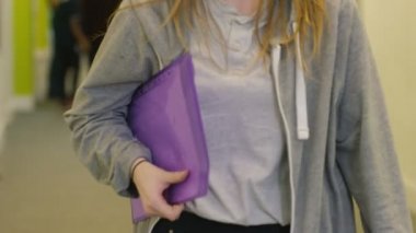 Kız holding klasör 