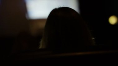 Çift eylem film izlerken sinemada 