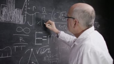 Akademik adam matematik formülleri yazma