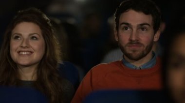 Bir film izlerken sinema izleyici