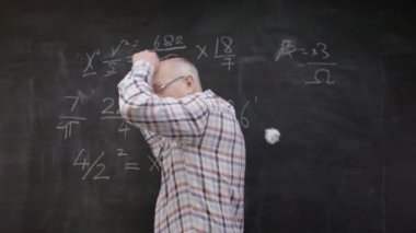  kağıt topları atılan öğretmen