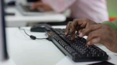 Öğretmen öğrenci bilgisayar kullanmayı gösterilen