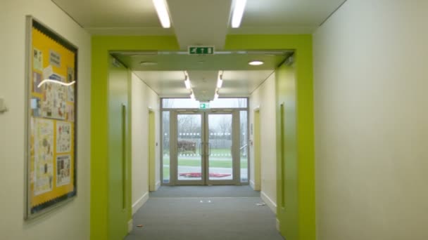 Пустой коридор в школе — стоковое видео