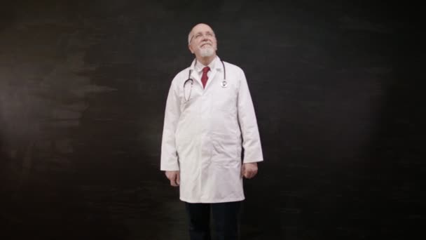 Лікар з планшетним обчисленням — стокове відео