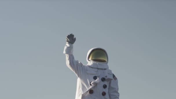 Ondas de astronautas para celebrar uma aterragem segura — Vídeo de Stock