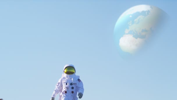 抬头看地球的宇航员 — 图库视频影像