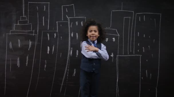 黒板の前に立っている少年 — ストック動画