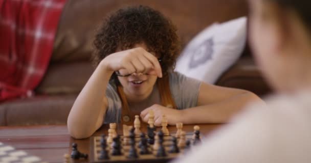 Woman and girl playing chess — Stock Video