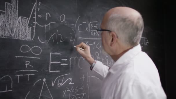 Universitaire homme écrivant des formules mathématiques — Video