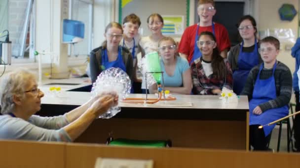 Leraar lesgeven van studenten in de wetenschap klasse — Stockvideo