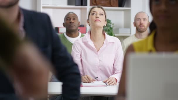 Estudiante escuchando al profesor — Vídeo de stock