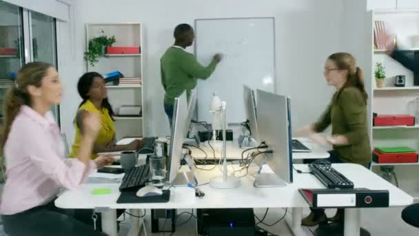 Mogna studenter som arbetar på datorer — Stockvideo