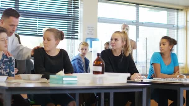 과학 수업에서 학생 들을 가르치는 교사 — 비디오