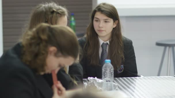 jeune fille parler à des amis 