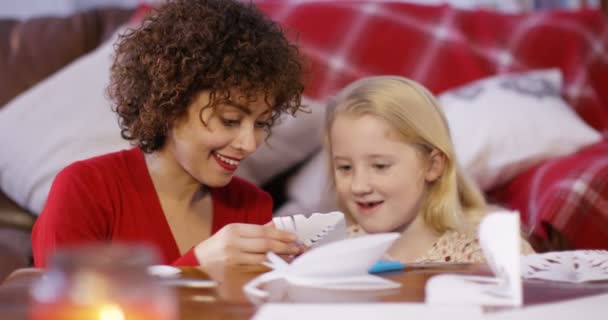 Niñera y niña haciendo manualidades de papel — Vídeo de stock