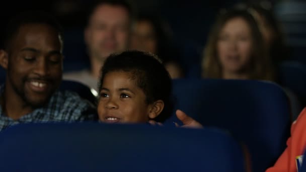 Familia viendo una película — Vídeo de stock
