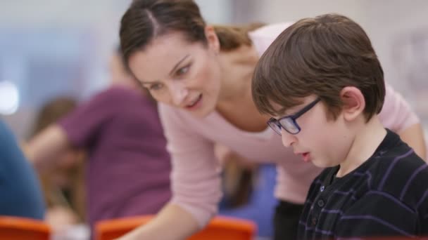 Teacher working with boy — Stock Video