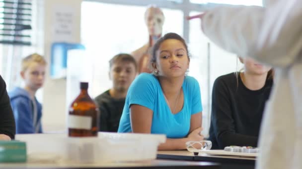 Enseignant enseignant aux étudiants en classe de sciences 