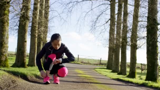 Femme attachant ses lacets — Video