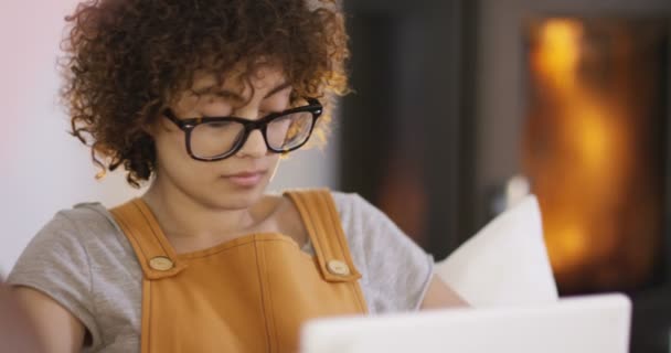 Mujer usando computadora — Vídeos de Stock