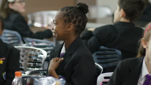 Menina no refeitório da escola — Vídeo de Stock