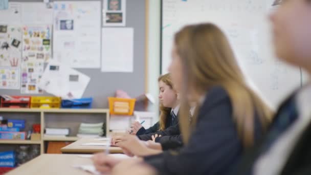 Les étudiants à l'écoute de l'enseignant 