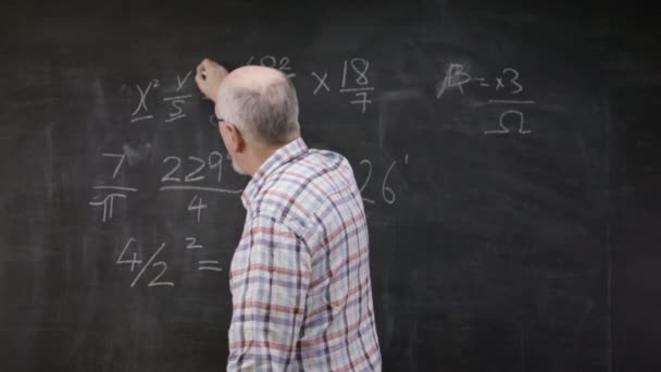 Вчитель пише математичні формули — стокове відео
