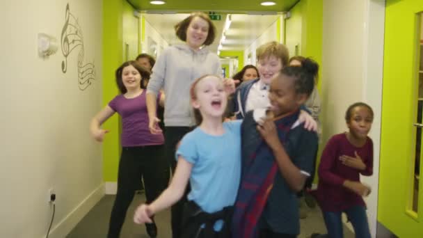 Çocuklar okul koridorunda grup — Stok video