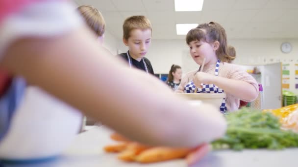 Lärare som undervisar elever i matlagning klass — Stockvideo