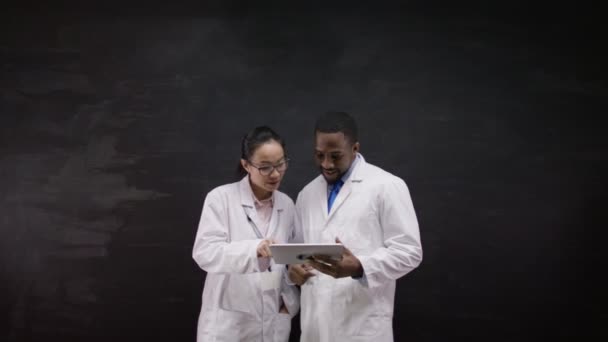 Médicos com um computador tablet — Vídeo de Stock