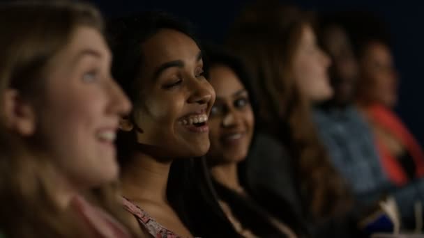 Amigos assistindo um filme com óculos 3D — Vídeo de Stock