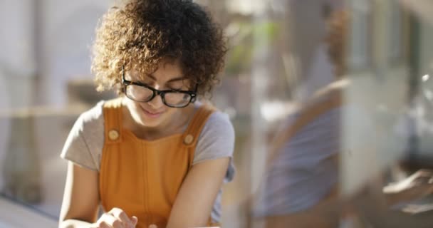 Mujer usando tableta — Vídeos de Stock