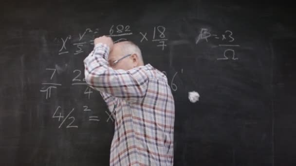 Professeur étant jeté de boules de papier — Video