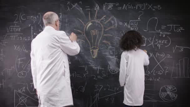 Niño y hombre escribir fórmulas matemáticas — Vídeos de Stock