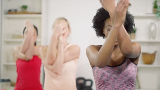 Mujeres meditando en clase de yoga — Vídeo de stock