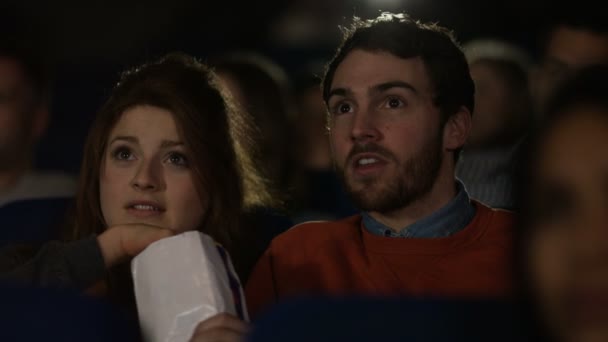 Cinema publiken reagerar på scary movie — Stockvideo
