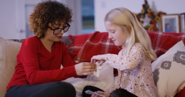 Babysitter och tjej gör papper hantverk — Stockvideo