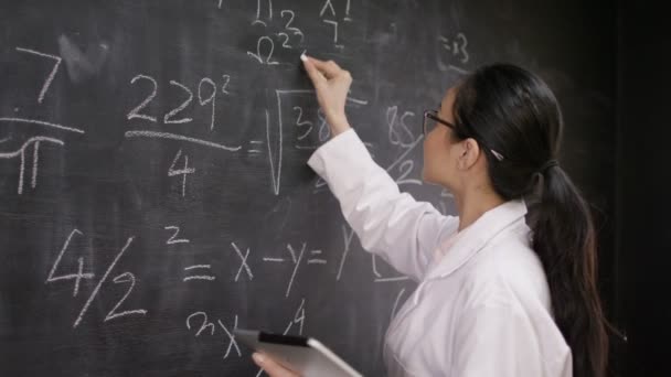 Leraar wiskunde formules schrijven — Stockvideo