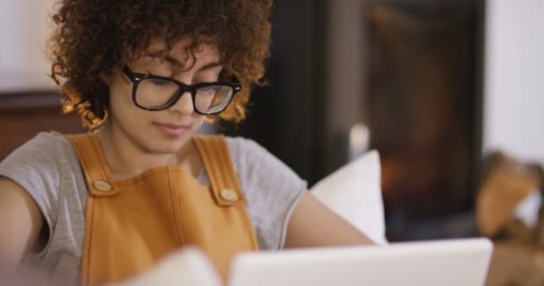 Mulher usando computador — Vídeo de Stock