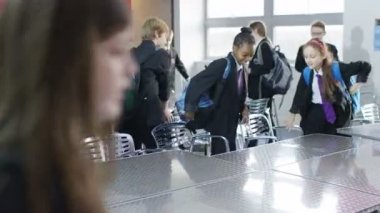 okul çocukları okul kafeteryasında girme