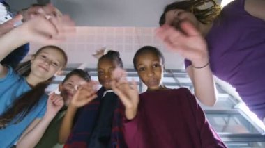  Herkesdaire oluşturacak şekilde duran çocuk