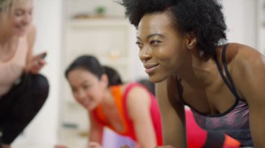 Fitness Eğitmeni çalışan kadınlar