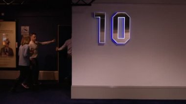 Sinema izleyici girerek ekran Oda