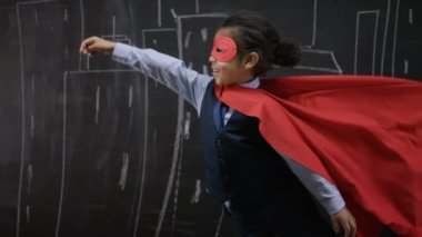 Süper kahraman kostümlü çocuk.