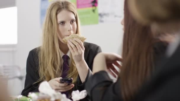 Feliz adolescente niñas hablando — Vídeo de stock