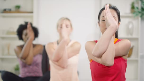 Mulheres meditando na aula de ioga — Vídeo de Stock