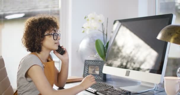 Femme parlant au téléphone — Video